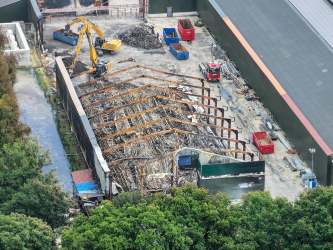 Stalbrand Heibloem, 14 juni, 50.000 kippen omgekomen. De afbeelding toont de afgebrande stal, waarvan alleen nog het skelet overeind staat. Binnen is het één grote ravage.