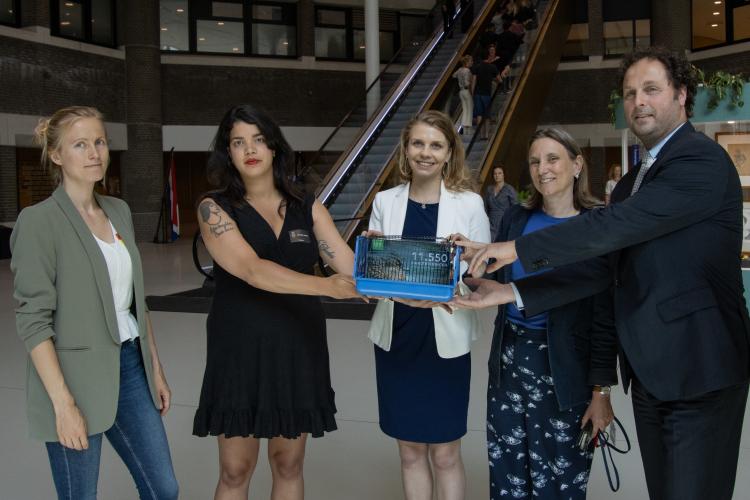 Het overhandigen van de petitie